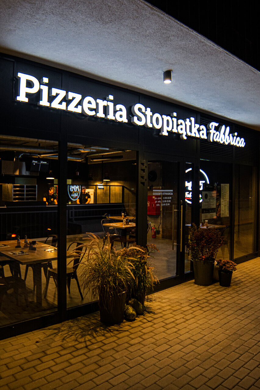 105 pizza pizzeria restaurant  - pizzeria-105-spatial lettering-illuminated-led-lettering-above-entry-restaurant-white-lettering-on-the-wall-lettering-on-the-base-lettering-at-height-gdansk-morena- (10) 